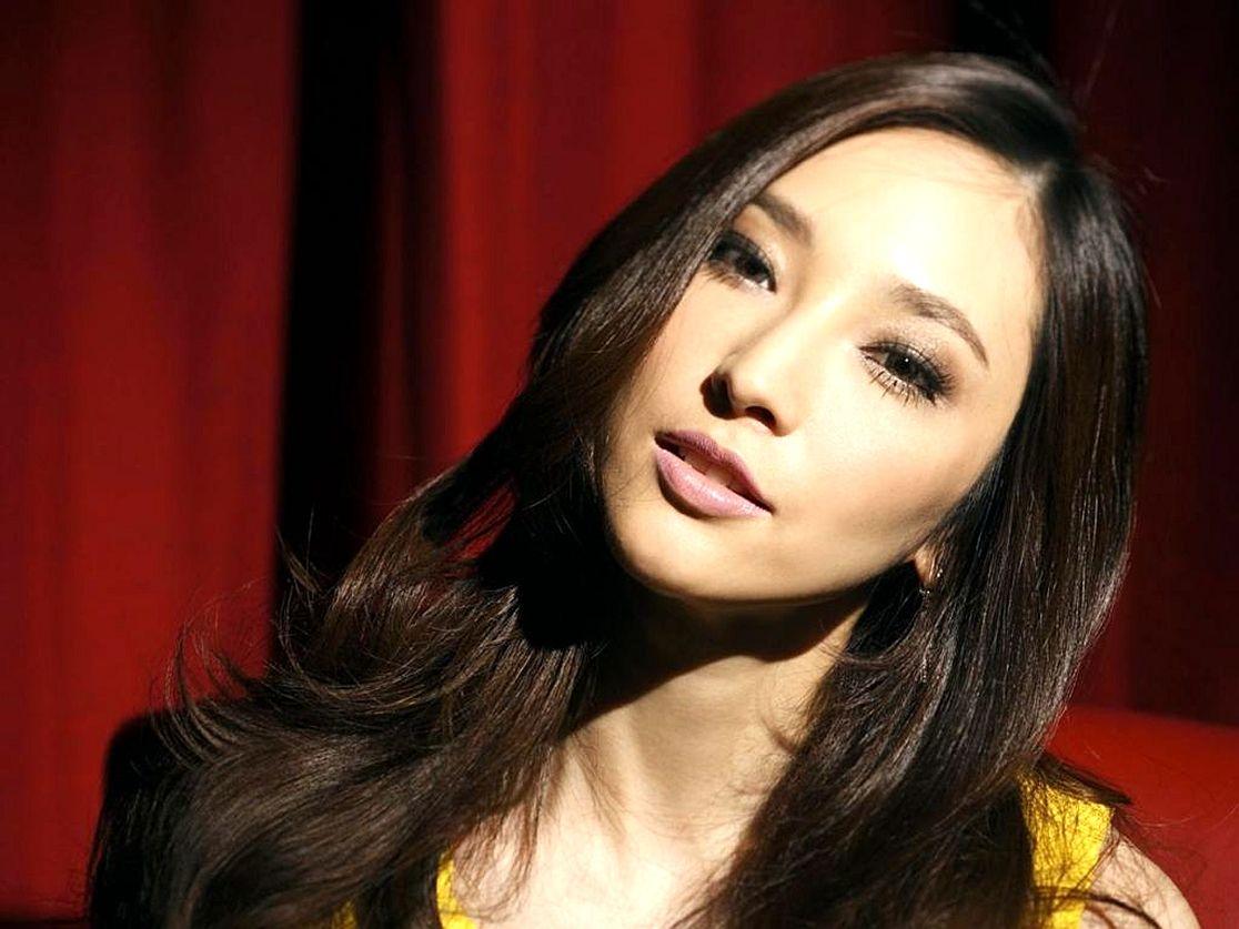 素素|6年生4子仍无缘豪门，吴佩慈当年有多风光，如今就有多狼狈