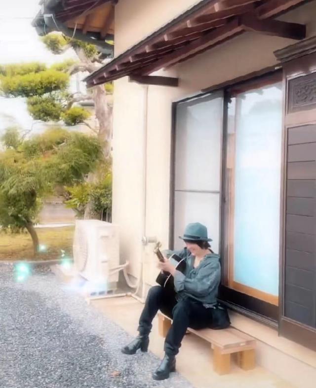 斯琴格日乐|53岁斯琴格日乐近况曝光，坐在路边弹唱无人认出，大声唱歌蹦老高