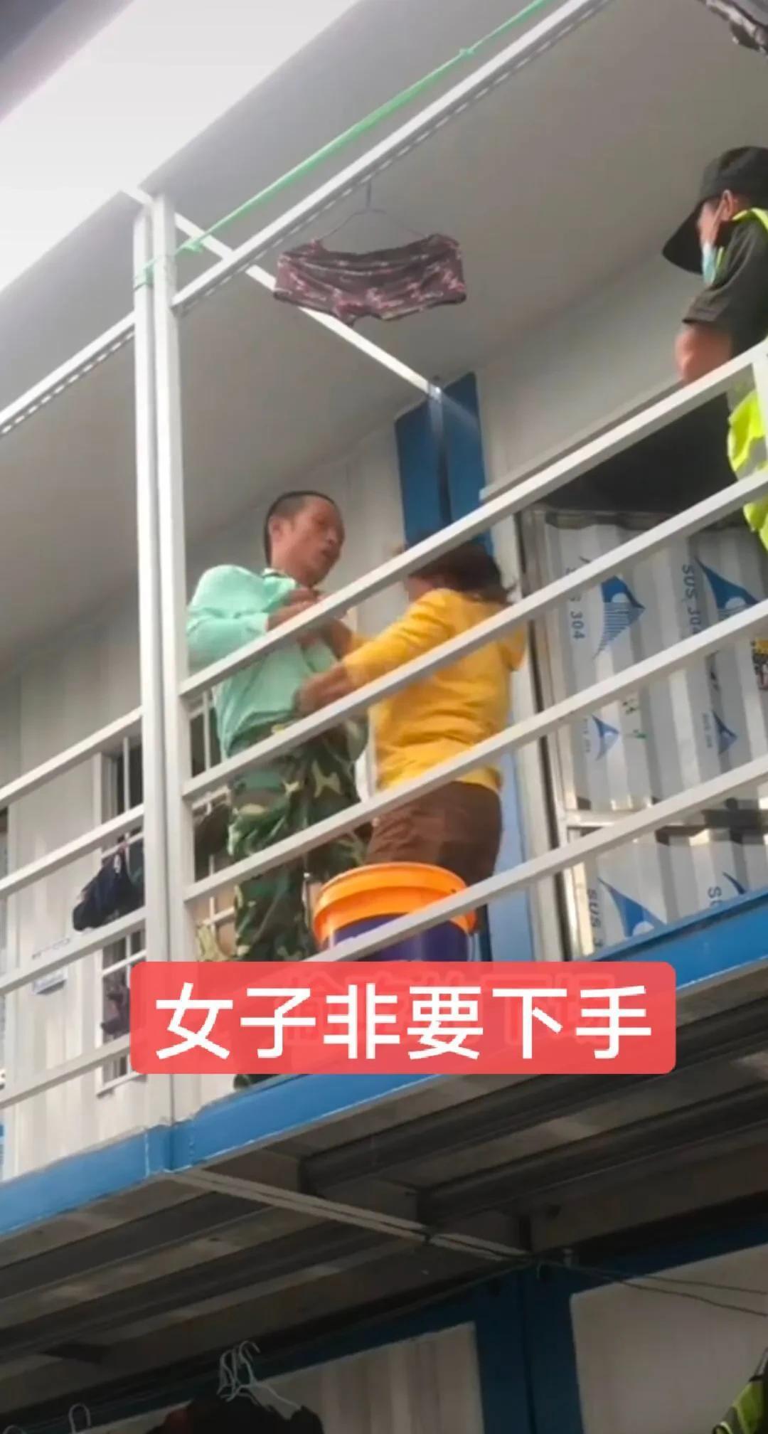 广东:男子在工地“不老实”被老婆抓到,手持剪刀要给他“断根”