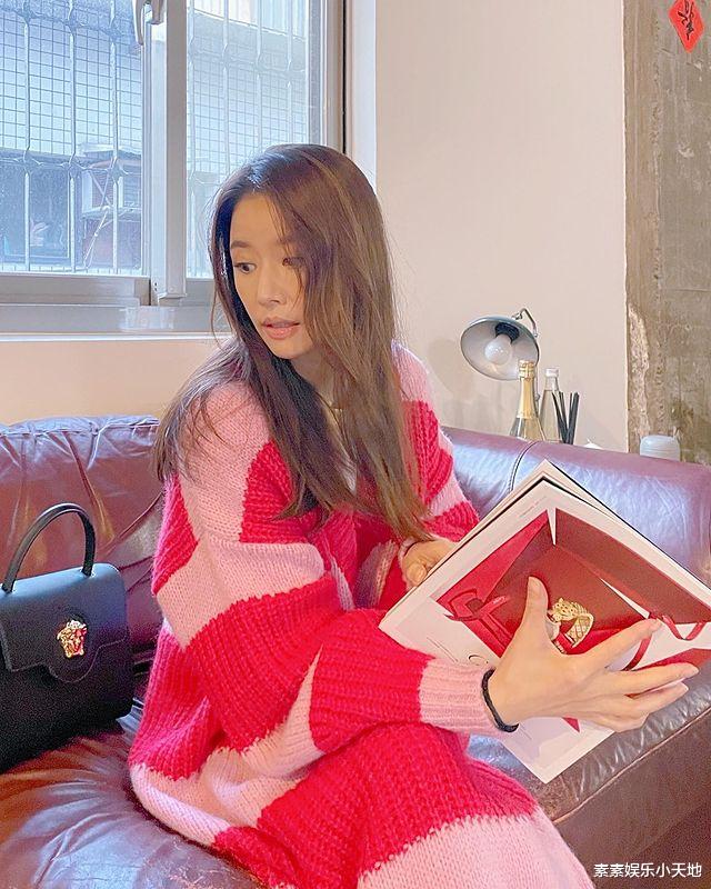 林心如|林心如躺在沙发上看书,穿红色连衫毛衣裙,慵懒造型气质佳