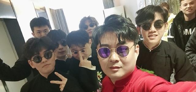 德云社|德云社岳云鹏外甥发文，晒出在后台的帅照，栾云平真疼这个徒弟