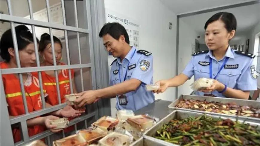 看守所里面吗每天都是怎么度过的？