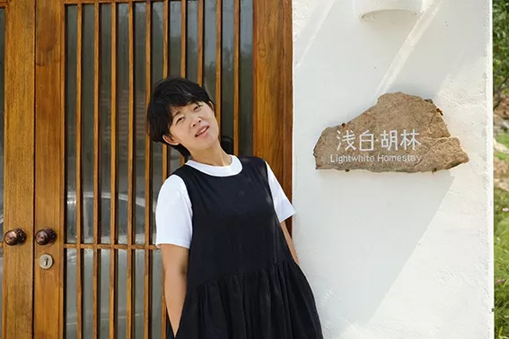 装出惊艳400万人的家后，她又花70万，在村子里装修了一个纯白小院