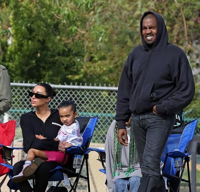 金·卡戴珊|41岁卡戴珊公开秀恩爱!与小13岁男友感情甜蜜,度假都在打情骂俏