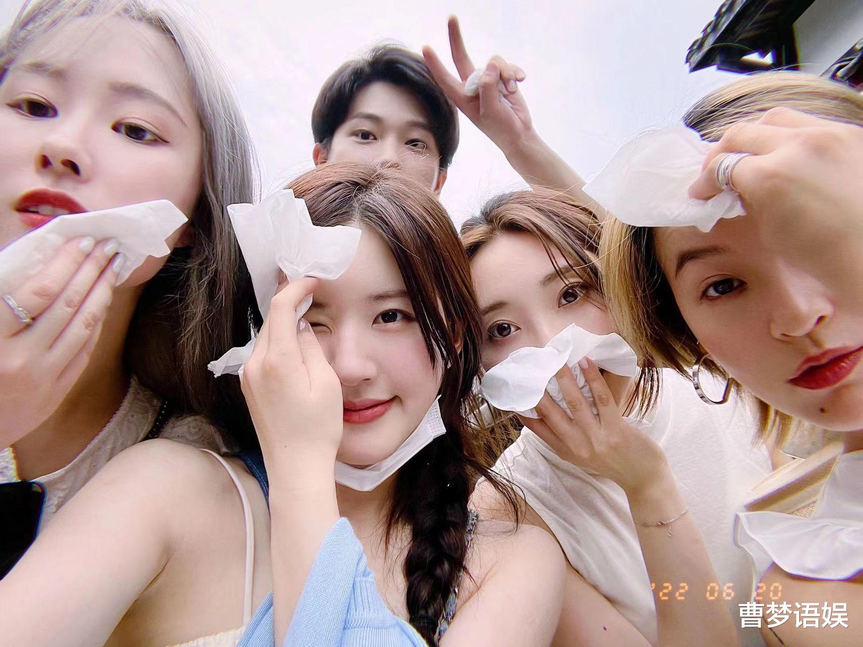 赵露思|赵露思晒与好友游玩照，玩碰碰车爬山心情大好，各种摆拍大秀A4腰