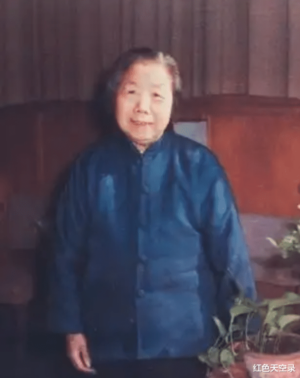 邓颖超去世,退休工人要求参加遗体告别仪式,得知身份,中央同意