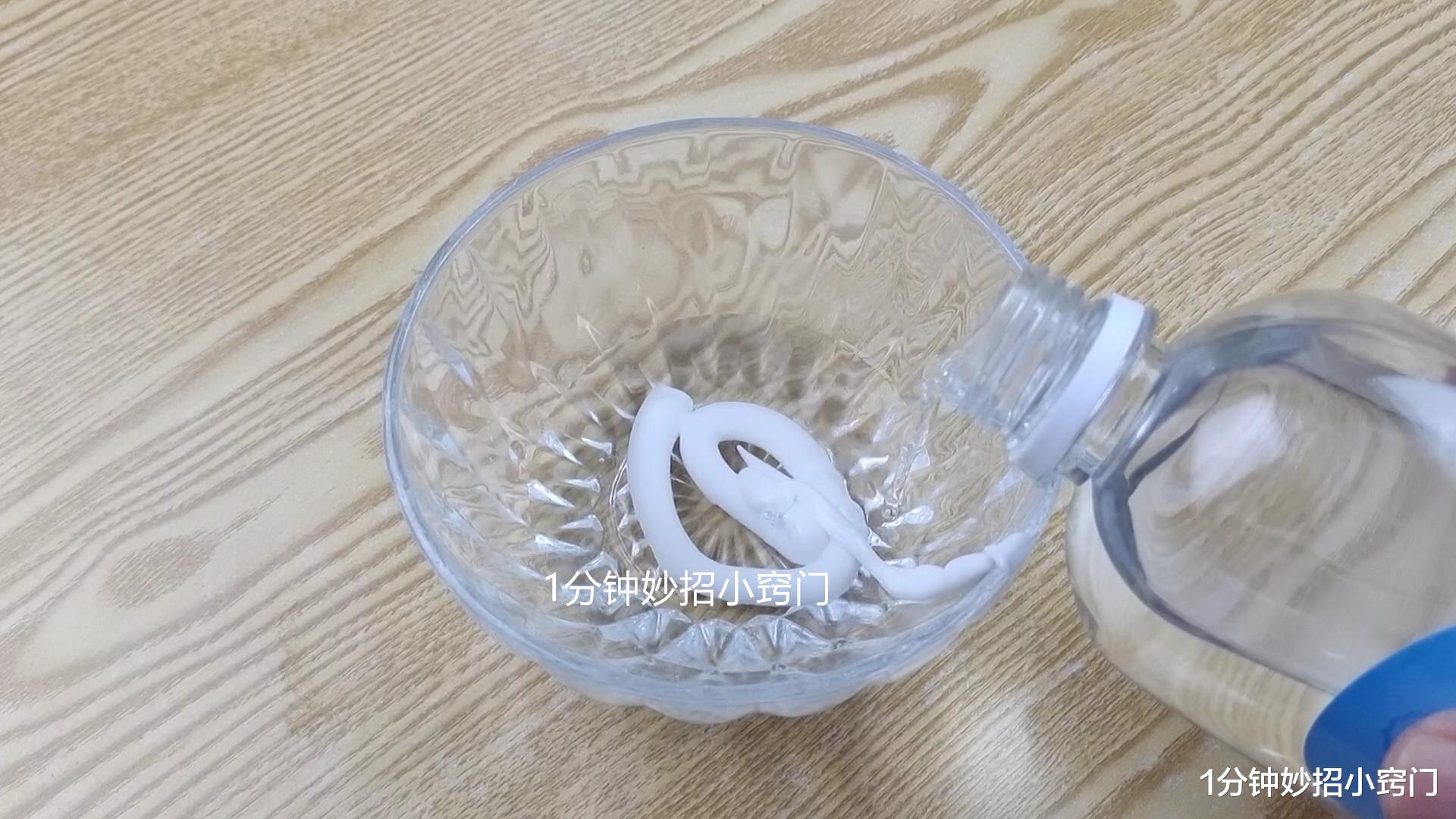 白墙脏了不用重新刷,教你一招,简单擦一擦,墙壁白净如新