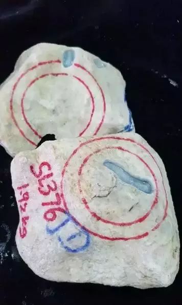 翡翠|只有帝王绿翡翠才价值连城?这块石头啥色都没,照样切涨100倍!