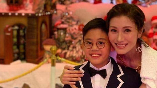 李嘉欣|懒理刘銮雄内涵，52岁李嘉欣带娃坐直升机看日出，儿子颜值引热议