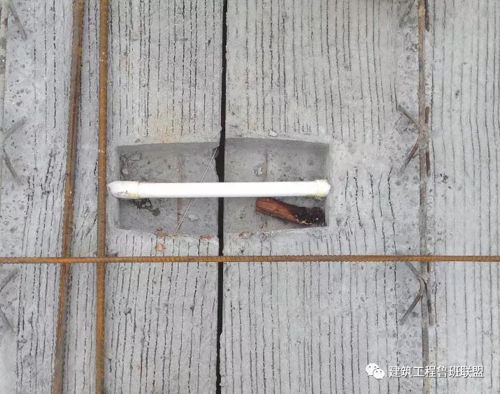 土建采用铝模、装配式施工时，机电如何配合预埋？