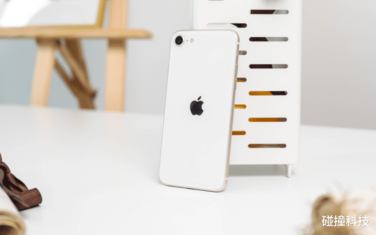 应用商店|iPhone SE3充电实测:用20W快充有多快?30分钟充电60%不是梦