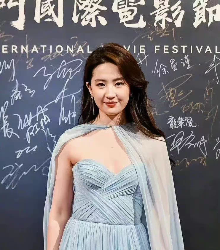 袁立|袁立的赘肉 、舒淇的白发、吴越的眼纹…让多少“强行驻颜者”脸红