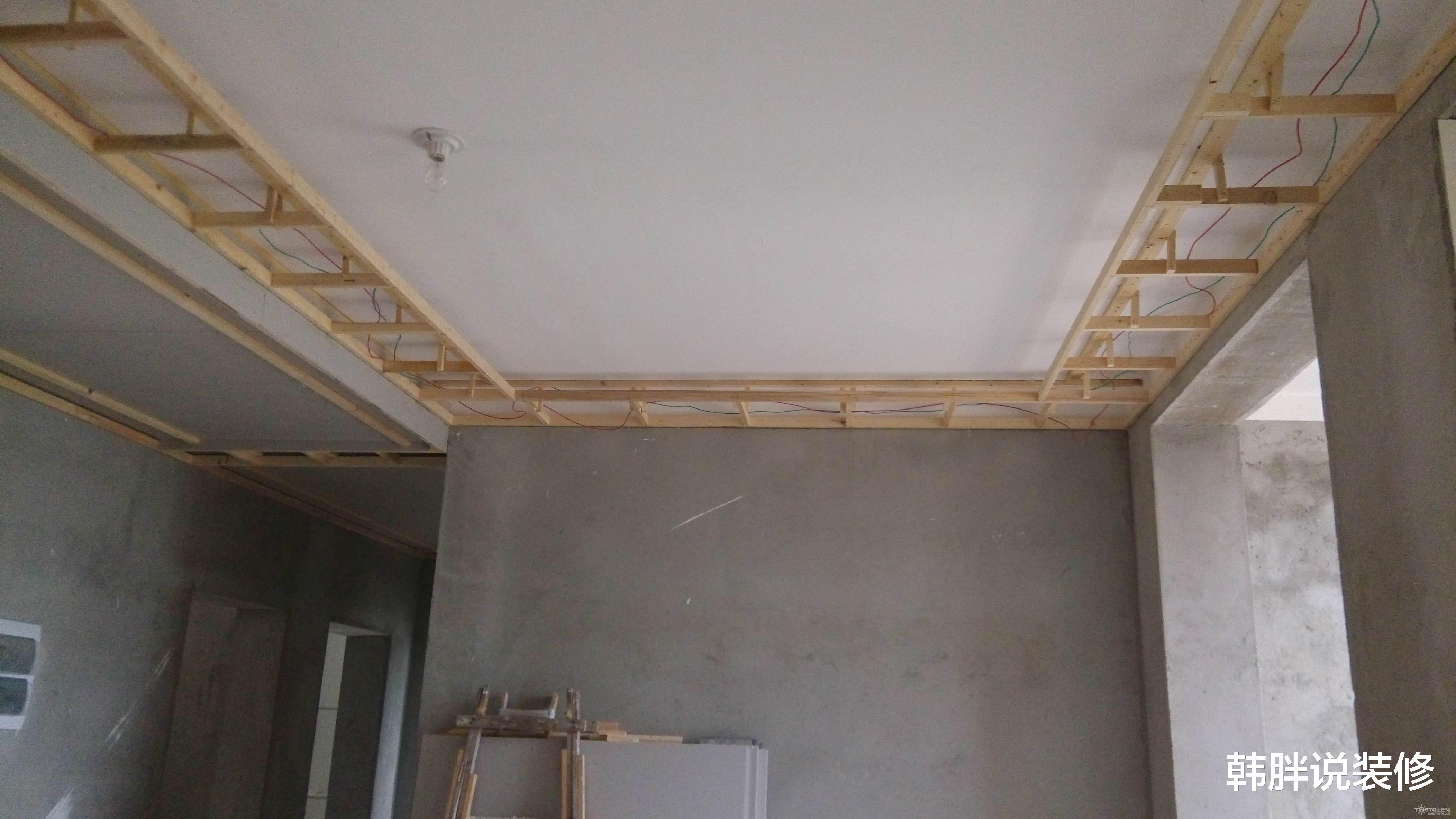 楼上的邻居把阳台改成厕所,我就笑笑不说话,1个月后哭着拆掉了