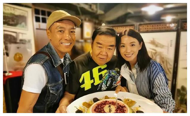 郑则仕|71岁郑则仕带妻子参加婚礼，脸色红润状态好，妻子身材苗条