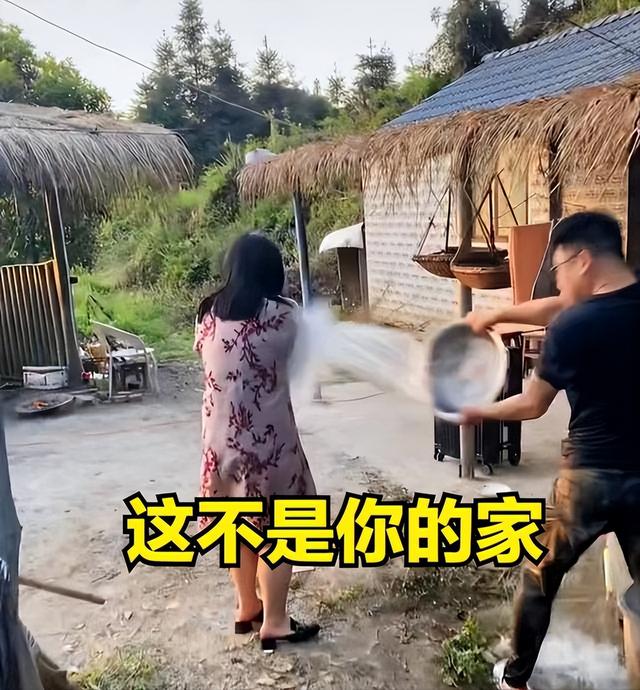 日落西山你不陪,东山再起你是谁?湖南一女子回家,丈夫泼水相迎