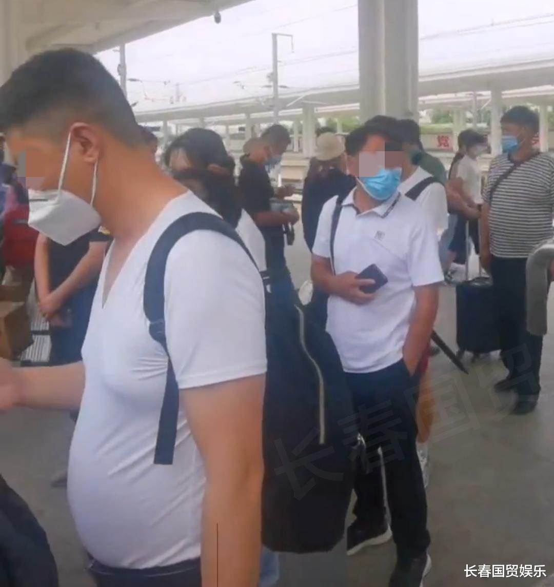 朱之文|网友车站偶遇大衣哥朱之文，穿着简朴独自出行，低调现身无人识