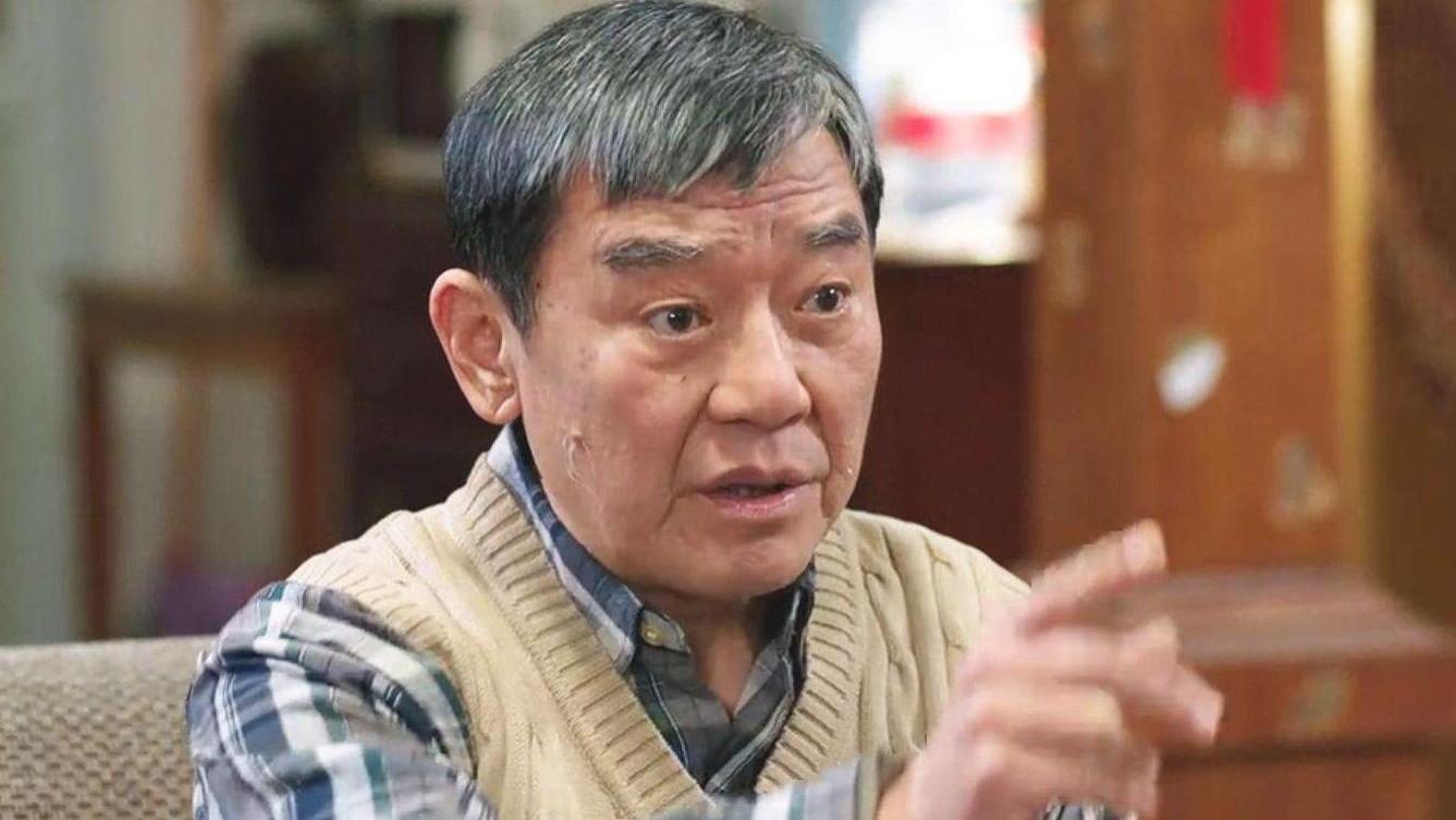 李立群|70岁李立群和好友聚会，桌上摆一盘黄瓜丝，演员屈中恒出席