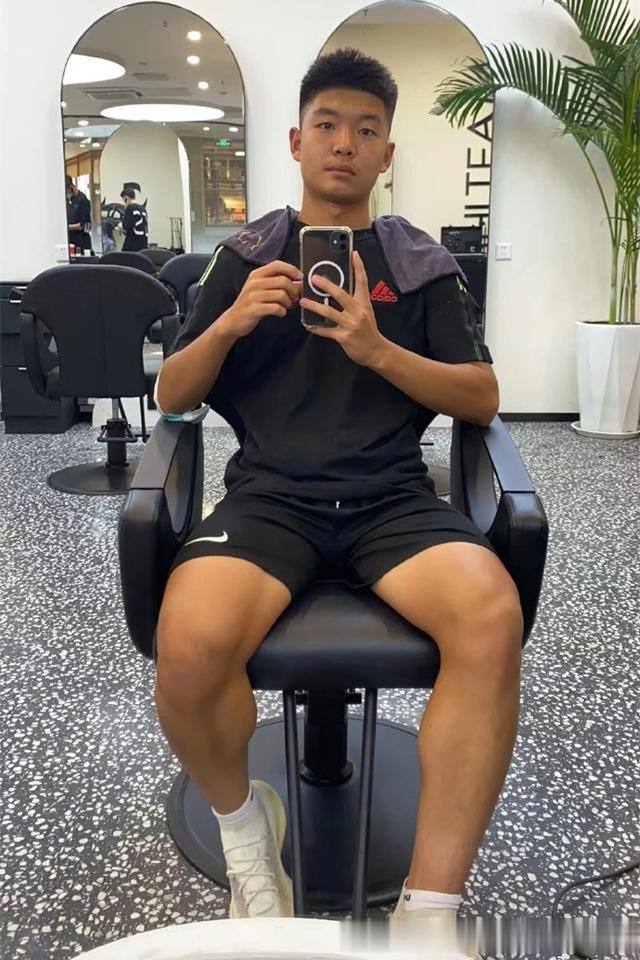 郎鹤炎|德云社郎鹤炎带俩孩子营业，郎子禛真帅气，妹妹更像郎哥多一些