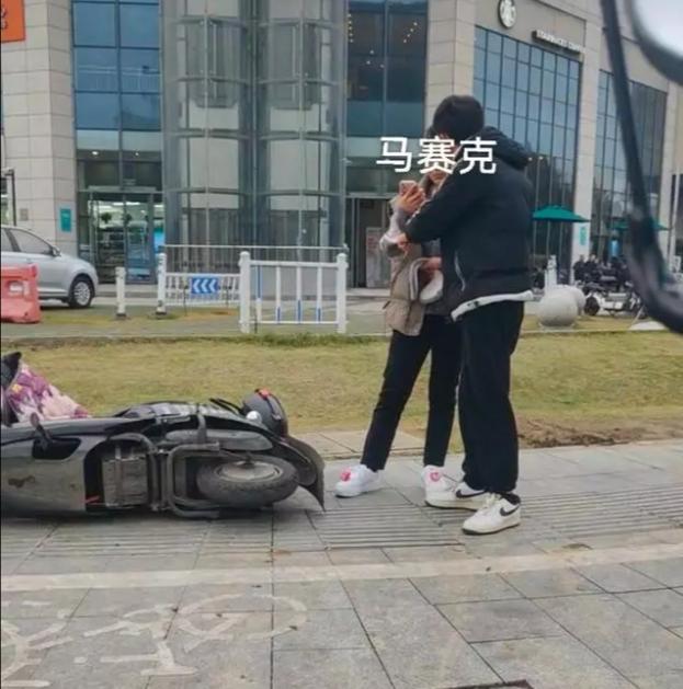 江苏,“玩够了就甩手不要了?”女子大街上抓住男子:快还我钱!