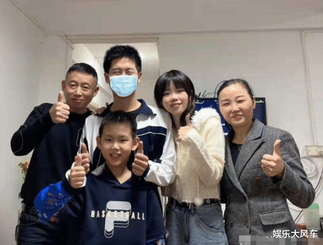 孙悦|太损了！孙辉被妈妈打扮异常乖巧，孙悦揭露原因：哥哥没有欺负我