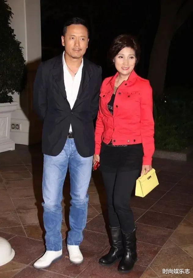 戚美珍|60岁戚美珍好潇洒!携老公与徐静蕾聚会,美颜后老态尽显都无所谓