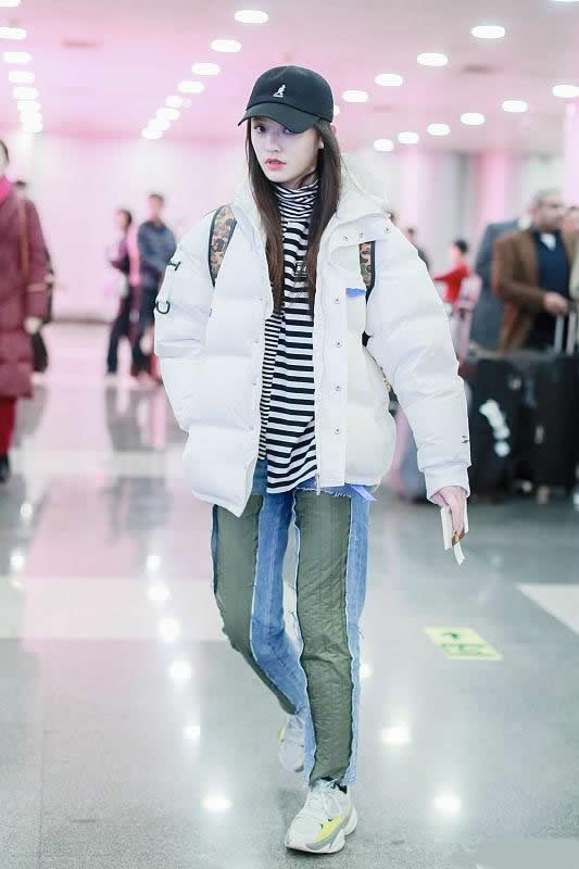 美少女林允好潮，穿格纹针织外套配白色连帽卫衣加紧身裤超时尚