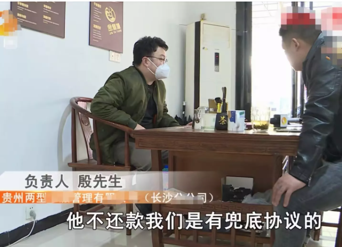 湖南长沙,一男子通过担保买了台小轿车,由于还款逾期车被对方给拖走