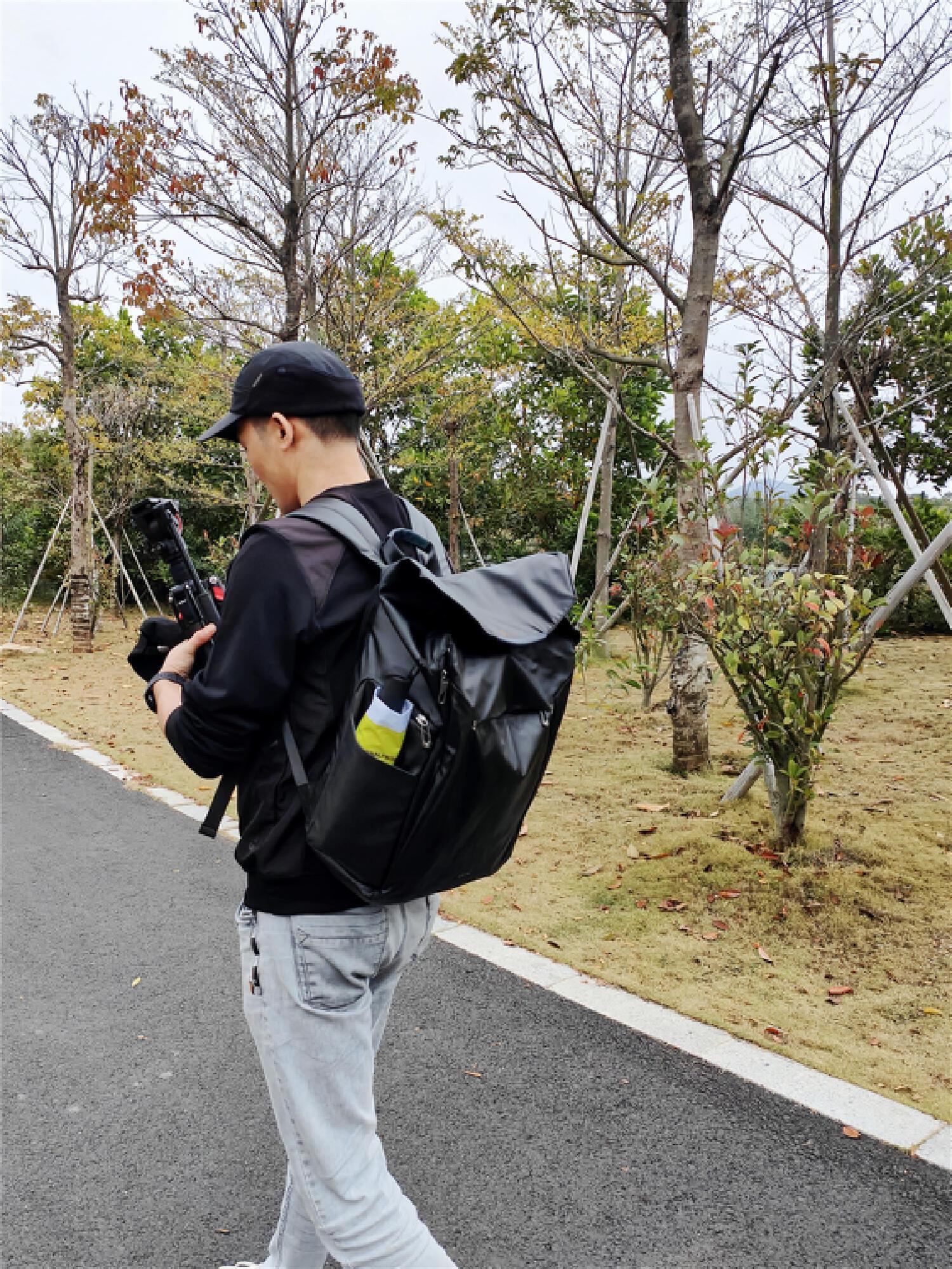 |光影行星极地冰冠体验：通勤背包新趋势！磁吸充电移动存储大收纳