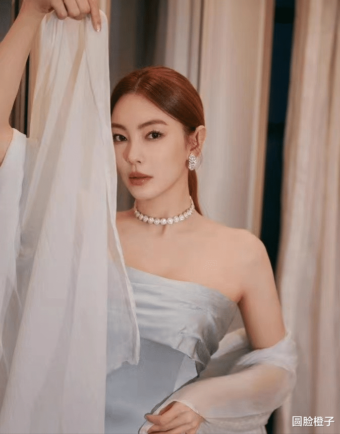 张雨绮|张雨绮又美又霸气,一袭蓝灰色礼服亮相,白纱披肩雍容华贵