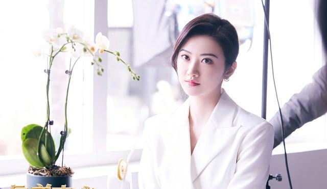 运动 景甜参加《最美表演》,刘海配西装,温婉可人!