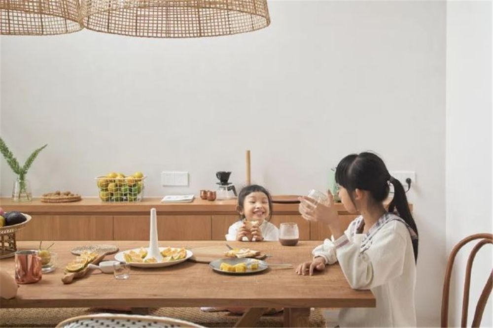 五口之家的“亲子风”联排别墅:全屋干净又温馨,原木色调太爱了