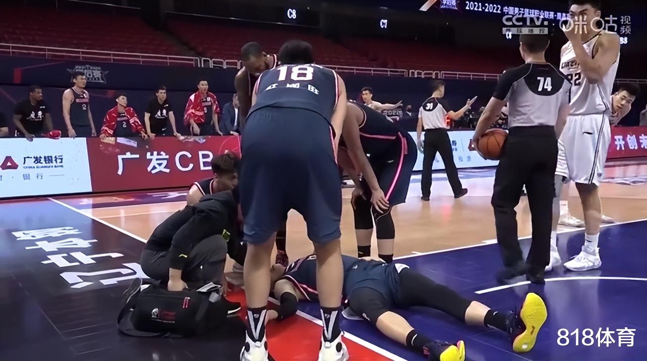 赵继伟|人品一流! 赵继伟赛后顾不上和辽篮庆祝, 跑到广东场边关心周鹏伤情