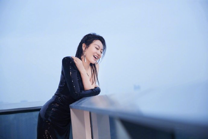 双旗镇刀客|闫妮大秀S型身材!网友调侃“额滴神呀!好一个闭月羞花的美人” 。