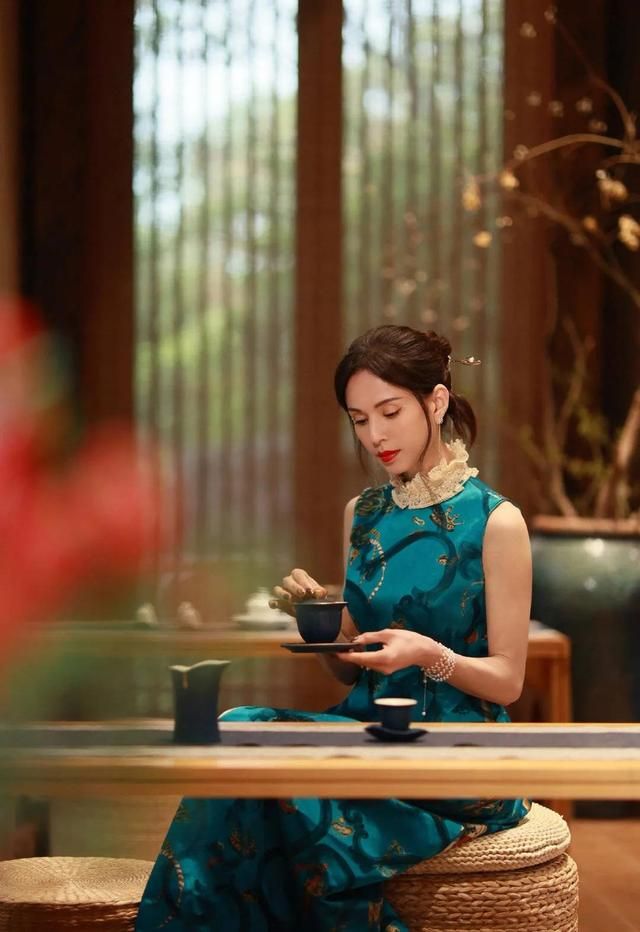 李若彤|演员李若彤，和富商同居10年被分手，56岁结婚靠缘分