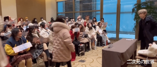 女装大佬|第一女装大佬卸妆见过吗？熊祁见面会出场瞬间，女粉表情都太迷了