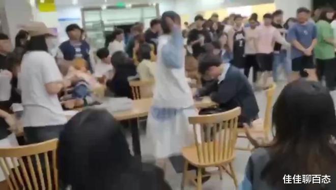 男大学生谈3个女朋友被发现,女孩们在食堂逼他下跪、自扇耳光!