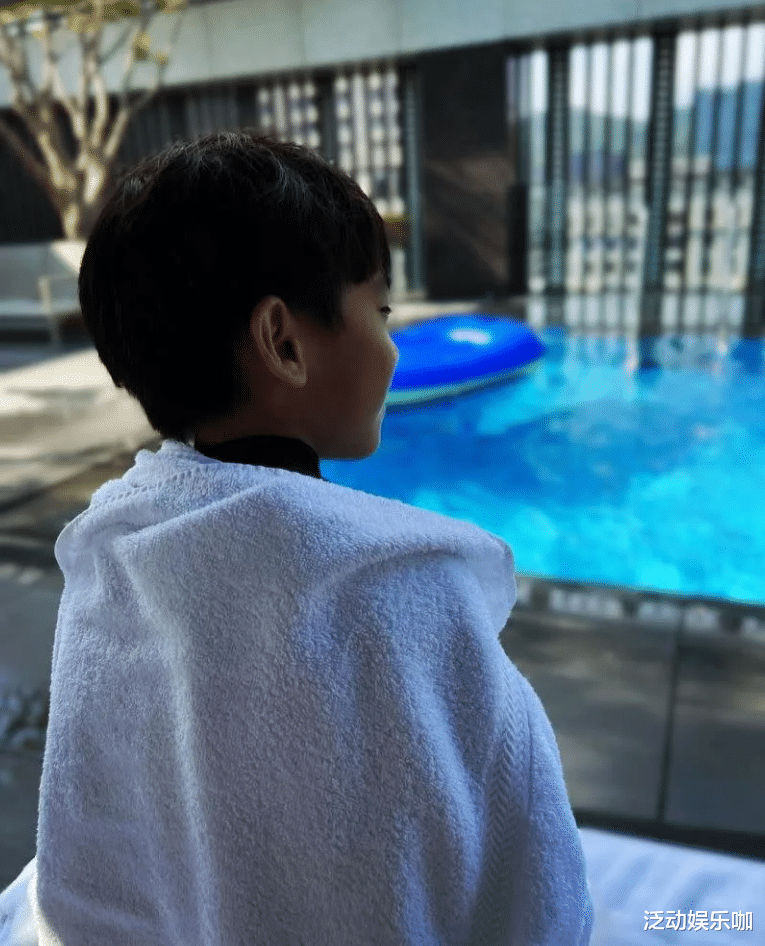 林志颖|林志颖老婆晒幸福,3个孩子在泳池开心戏水,网友喊:太过分