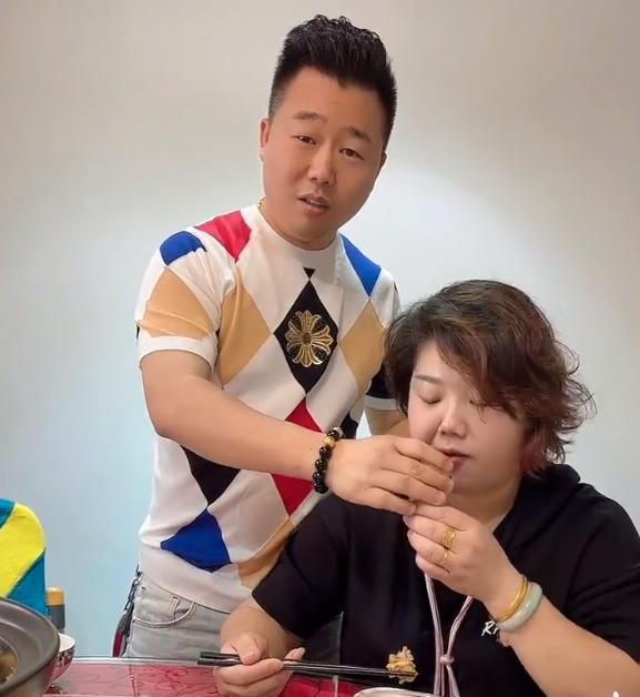 网红武穴张良妻子跳江,现场留下2万现金,一张120万银行卡