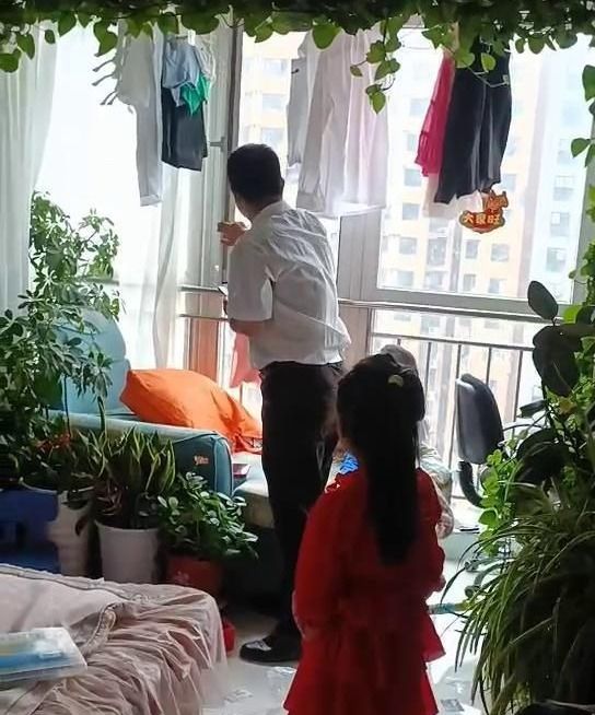 百誉方略快讯:福成物业维护部主管提醒业主家装阳台窗户安全锁扣