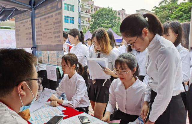 求职|二本生的无奈:很难靠学历提升阶层,又没法心甘情愿地留在底层