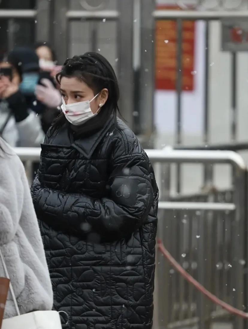 春晚|春晚演出名单陆续曝光，明星录春晚穿搭王嘉尔潮酷、宋祖儿气质