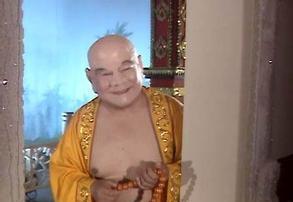 还记得因长得像“弥勒佛”而走红男子吗?被富婆带到家中供养后,现状怎样了?