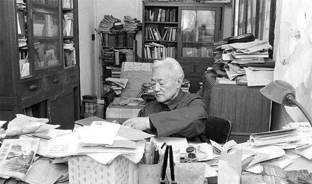 巴金|不婚主义的巴金:对17岁粉丝一见钟情,晚年守着亡妻骨灰30年