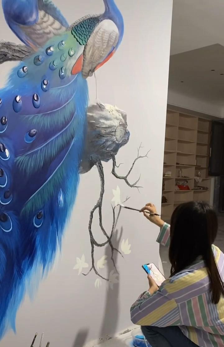 95后女孩靠画壁画6天赚4万,网友:长得好看还赚得多