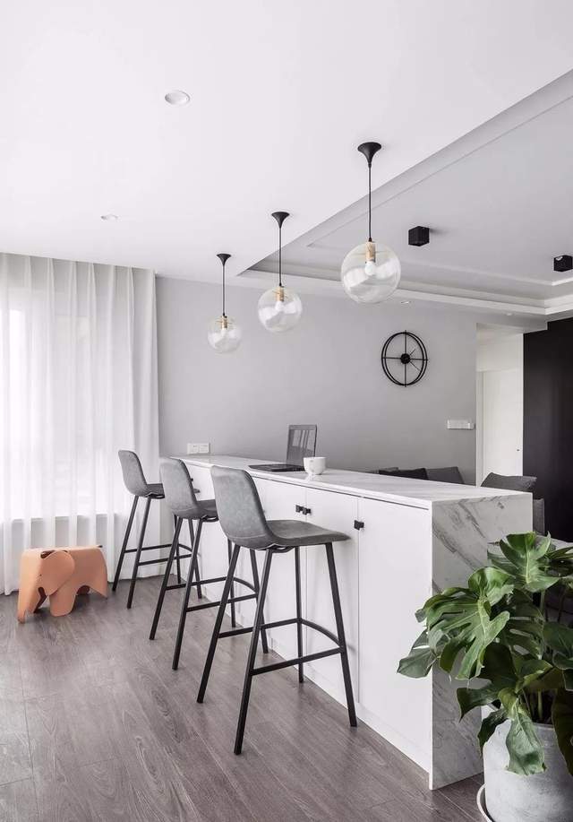 117平现代风三居室入户单独放置换鞋凳,将电视墙做在过道立面