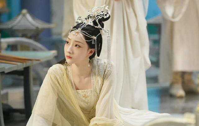 沉香如屑|《沉香如屑》:被贬凡间,黑化入魔,萤灯仙子的结局大快人心!