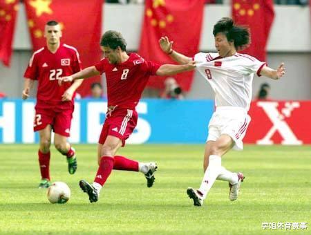 李霄鹏|国足连败回国，李霄鹏情绪激动向陈戌源提出要求，足协不能再等了