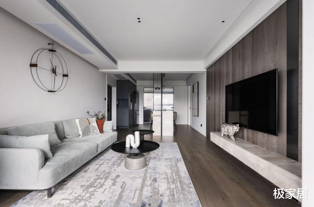 极简风也能被填满各种元素,打造手办的家,还有猫咪的爱巢