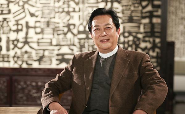 片场|明星的片场真实模样：鞠婧祎膝盖破皮坐轮椅，唐国强被爆料不记词