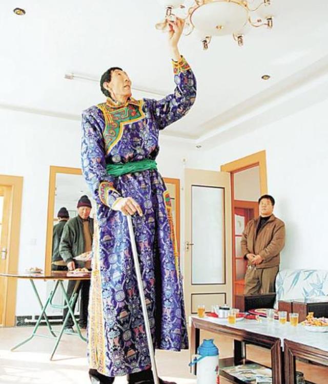 鲍喜顺|巨人鲍喜顺：比姚明还要高十公分，50岁结婚生子，儿子14岁就1米7